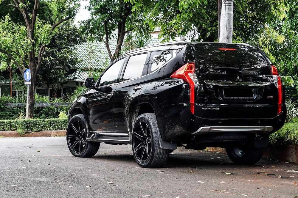 Диски pajero sport. Pajero Sport 3 r19. Паджеро спорт диски r22. Паджеро спорт 3 на 20 колесах.