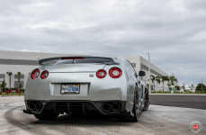 Nissan R35 GT-R на дисках Vossen Forged VPS-301