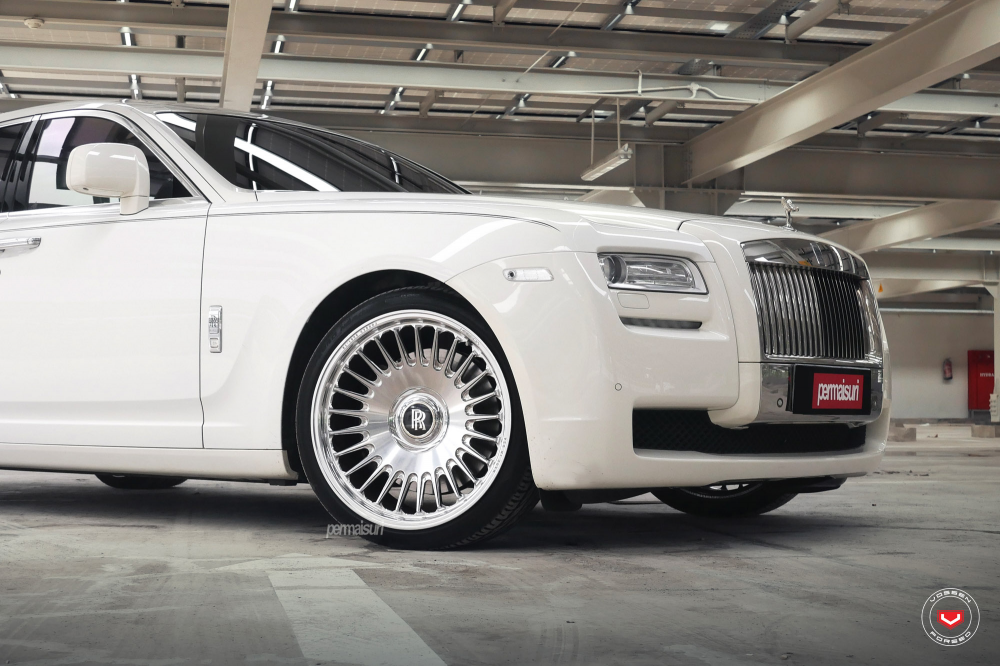 Диски роллс ройс. Rolls Royce Ghost колеса. Rolls Royce Ghost диски. Диски Rolls Royce r17. Диски r23 Rolls Royce Ghost.