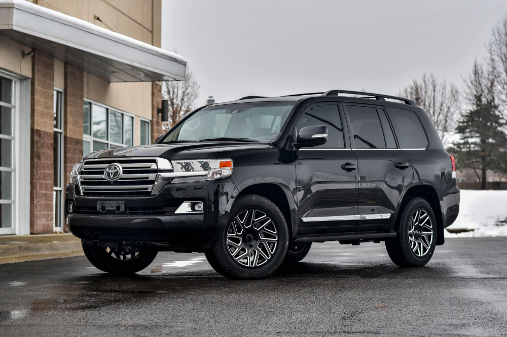 Toyota Land Cruiser 200 на дисках Black Rhino Cyclone
