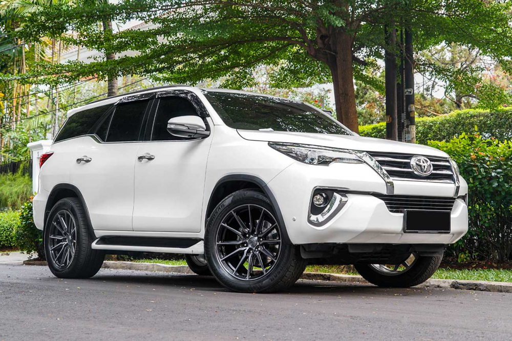 Toyota Fortuner на дисках Vossen HF6-1