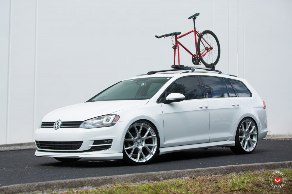 VW Mk7 Golf Sportwagen на дисках Vossen VFS-6
