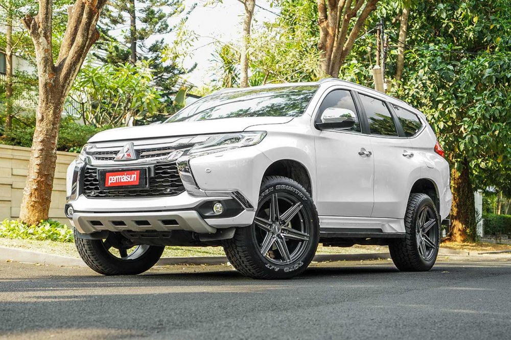 Диски митсубиси паджеро спорт 2021. Матовый паджеро спорт 3. Диски на паджеро спорт 3. Mitsubishi pajero sport диски. Мицубиси паджеро спорт 2 r20.