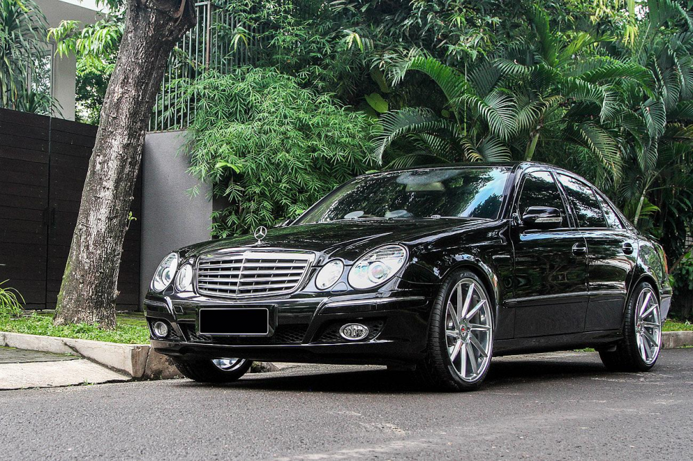 Mercedes Benz E-class 280 W211 на дисках Vossen VPS310T R20