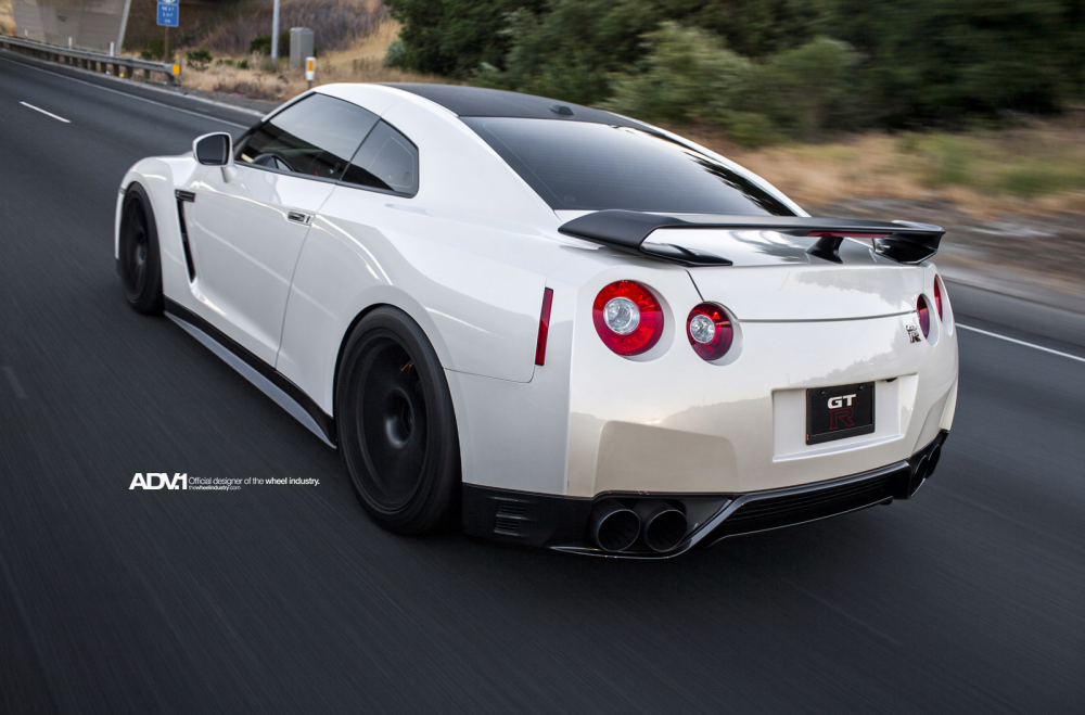 Nissan GTR на дисках ADV10.1 M.V1
