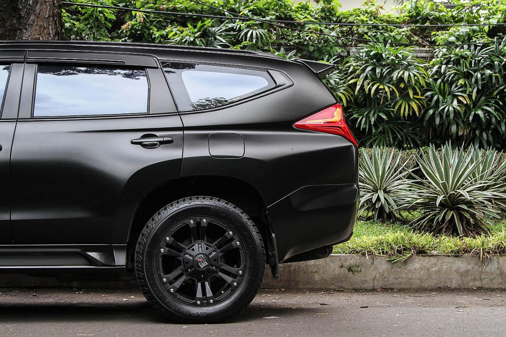 Pajero sport 3 tuning. Паджеро спорт 3 на 20 колесах. Колеса паджеро спорт 3 r 20. Паджеро спорт r20. Диски митсубиси паджеро спорт 3.