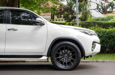 Toyota Fortuner на дисках Vossen HF6-1