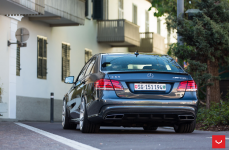 Mercedes E63 на дисках Vossen Hybrid Forged VFS-10