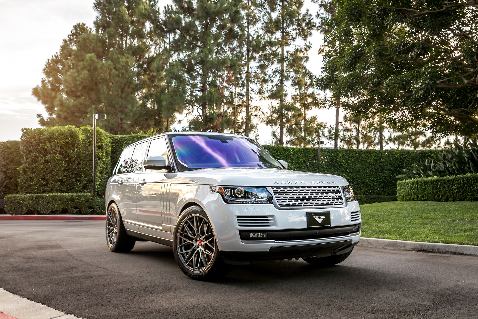 Range rover sport l405. Колеса рендж ровер r22. Range rover 3 r22. Кадиллак рендж ровер. Range rover vogue r22.