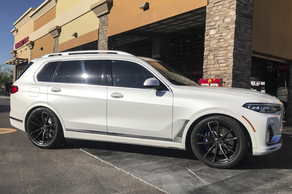 BMW X7 на дисках XO Luxury Madrid